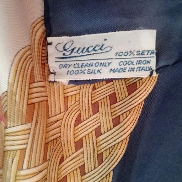 Gucci silk grape vines bees butterfly’s multicoloured fall leaves scarf - Picture 3 of 9